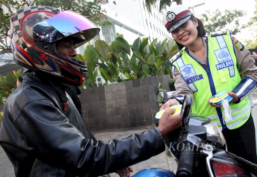 Bagikan Tips Berkendara Aman Polisi wanita (polwan) membagikan selebaran berisi tips berkendara secara aman di kawasan Bundaran Hotel Indonesia, Jakarta Pusat, Kamis (30/8/12). 