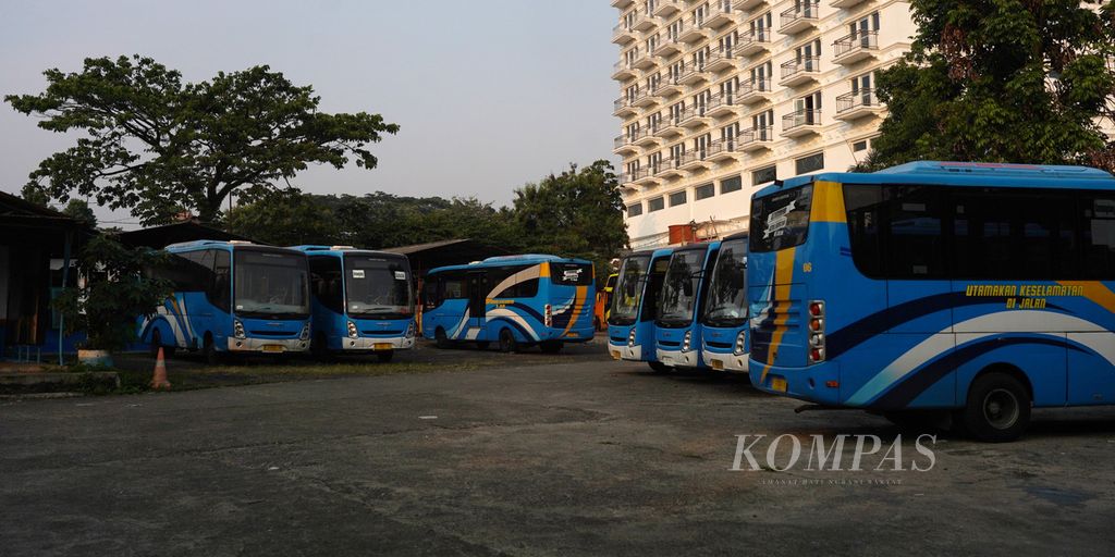 Beberapa armada yang tersisa dari bus Trans Pakuan yang masih layak digunakan di garasi armada tersebut di Bubulak, Kota Bogor, Jawa Barat, Rabu (28/7/2021).