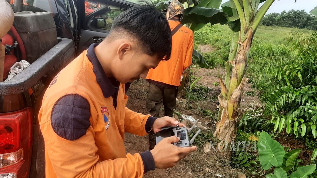 Salah satu tim patroli Badan Penanggulangan Bencana Daerah Provinsi Kalimantan Barat memantau salah satu lahan gambut yang rawan kebakaran di Kabupaten Kubu Raya menggunakan <i>drone</i>, Jumat (22/9/2023).