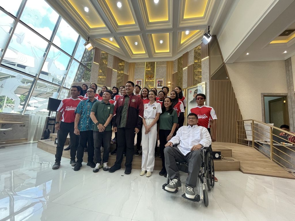 Menteri Pemuda dan Olahraga Dito Ariotedjo bersama tim nasional bisbol putri dalam acara pelepasan di Kantor Kementerian Pemuda dan Olahraga, Jakarta, Jumat (12/5/2023).