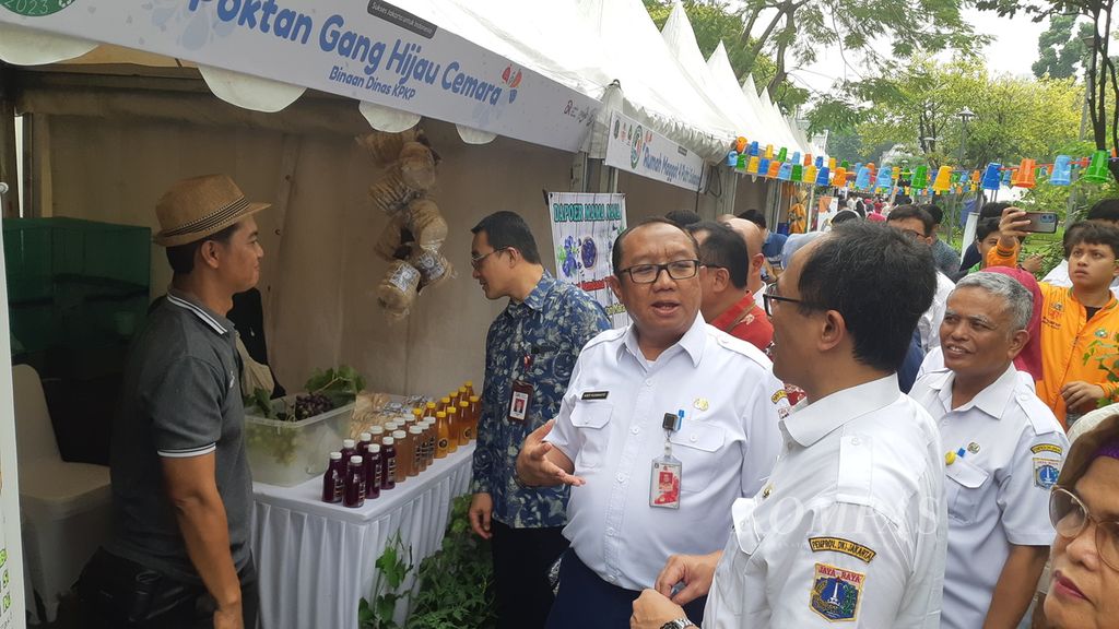 Kepala Dinas Lingkungan Hidup (DLH) DKI Jakarta Asep Kuswanto mengunjungi stan bazar pelaku ekonomi sirkular pengolah sampah di Festival Ekonomi Sirkular (FES) 2023, di Taman Menteng, Jakarta Pusat, Rabu (27/7/2023).