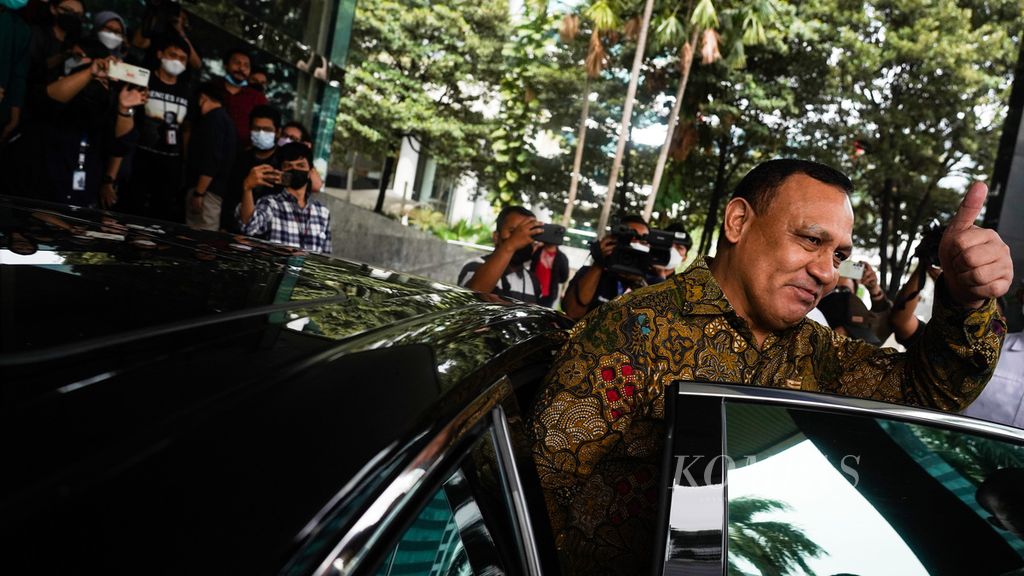 Ketua KPK Firli Bahuri seusai bertemu Dewan Pengawas KPK di Gedung C1 Komisi Pemberantasan Korupsi (KPK), Kuningan, Jakarta, Senin (11/7/2022).