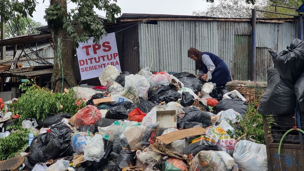 Salah satu warga memulung sampah di salah satu Tempat Pembuangan Sampah (TPS), Kota Bandung, Jawa Barat, Senin (28/8/2023). Setelah Tempat Pembuangan Akhir Sarimukti ditutup karena kebakaran, Selasa (22/8/2023), TPS di Kota Bandung juga ditutup sehingga sampah menumpuk.