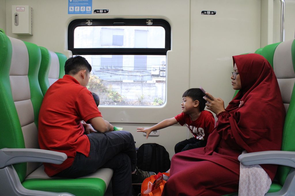 Sejumlah penumpang bercengkerama dalam perjalanan kereta pengumpan (<i>feeder</i>) menuju Stasiun Padalarang, Kabupaten Bandung Barat, Jawa Barat, Rabu (4/10/2023). Dengan kereta ini, waktu tempuh antara Stasiun Bandung menuju Stasiun Padalarang memakan waktu hingga 19 menit.
