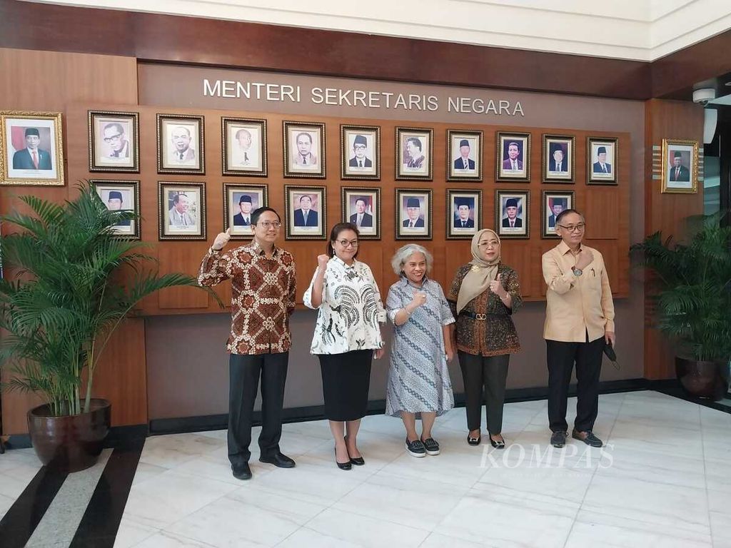 Panitia Seleksi Calon Anggota Komisi Pengawas Persaingan Usaha (KPPU) pada acara penyampaian keterangan pers di lobi Gedung Utama Kementerian Sekretariat Negara, Jakarta, Senin (7/11/2022).