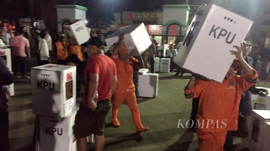 Pukul 02.30, puluhan petugas KPPS sekecamatan Pesanggrahan menunggu giliran dipanggil untuk menyerahkan kotak suara di Balai Rakyat Bintaro, Pesanggrahan, Jakarta Selatan. Kamis (18/4/2019).