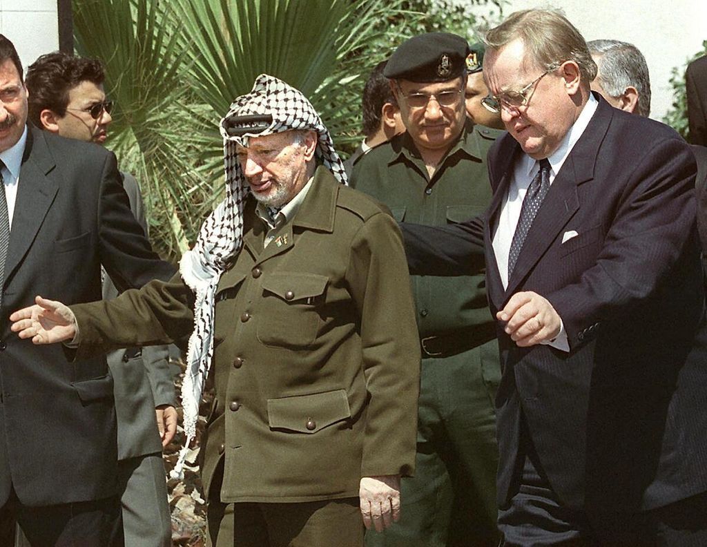 Presiden Otoritas Palestina Yasser Arafat menunjukkan jalan kepada Presiden Finlandia Martti Ahtisaari (kanan) di Gaza City, 5 Oktober 1999. 