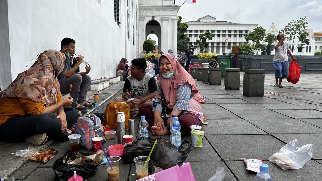 Pengunjung saat bersantai di Kawasan Kota Tua, Jakarta Barat, Kamis (22/12/2022)