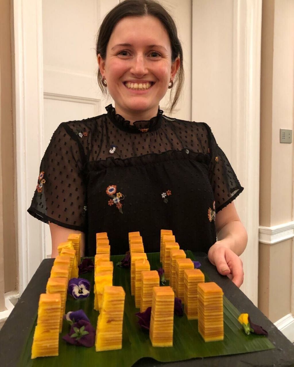 Seorang gadis Inggris menawarkan kue lapis dalam acara malam budaya di London, Inggris, Jumat (15/2/2019) malam waktu setempat. Acara malam budaya ini digelar menyambut kehadiran Indonesia di London Book Fair 2019 sebagai negara fokus pasar.