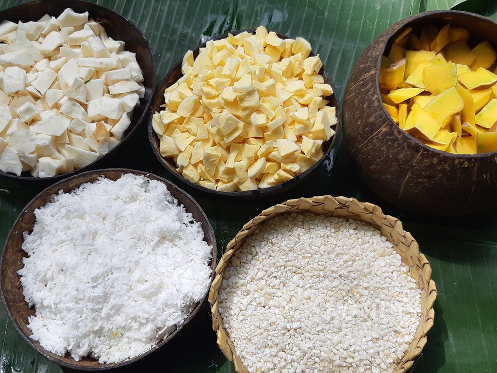 Sumber karbohidrat yang dimanfaatkan oleh warga Watublapi, Sikka, Nusa Tenggara Timur, untuk campuran bubur, yakni singkong, jagung pulut, labu, ubi, dan talas.
