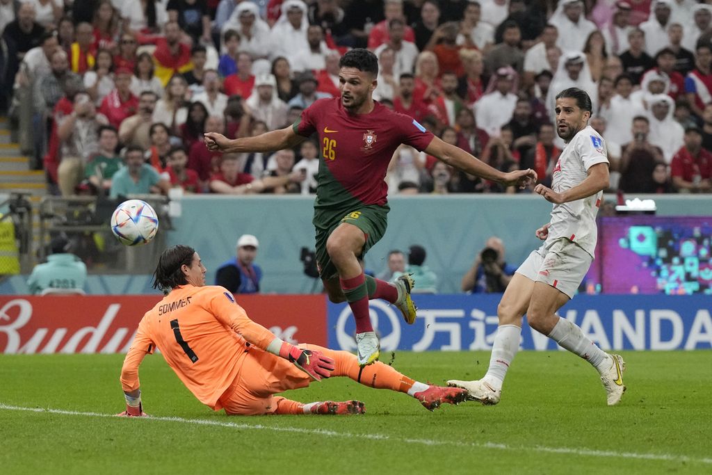 Penyerang Portugal Goncalo Ramos (tengah) mencetak gol kelima timnya pada pertandingan sepak bola babak 16 besar Piala Dunia antara Portugal dan Swiss, di Stadion Lusail di Lusail, Qatar, Rabu (7/12/2022) dini hari WIB. Portugal melaju ke babak delapan besar setelah mengalahkan dengan telak Swiss dengan skor 6-1. 