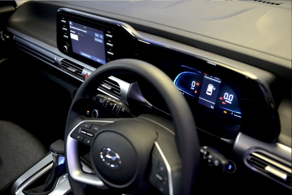 Bagian dasbor New Hyundai Stargazer diperbarui dengan warna hitam mengilap (<i>glossy black</i>) dan sudut yang melandai dari arah <i>head unit</i> ke kluster instrumen sehingga tampilannya lebih elegan.