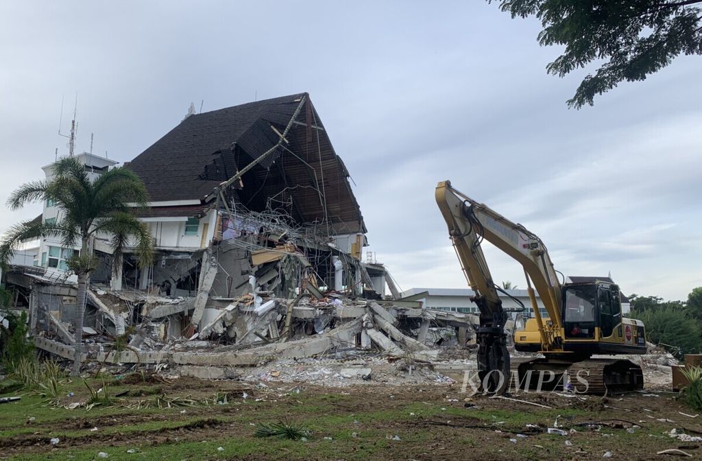 Kantor Gubernur Sulawesi Barat di Mamuju yang ambruk pascagempa, Jumat (15/1/2021). Sebagian wilayah Mamuju dan Majene terdampak parah gempa bermagnitudo 6,2.