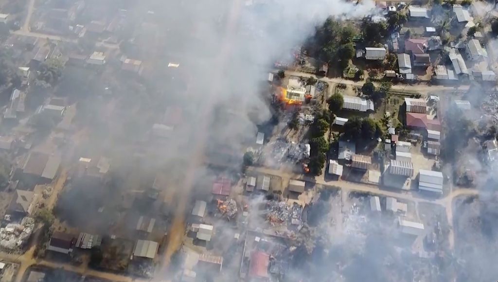 Serangan udara yang dilakukan Angkatan Udara Myanmar menghancurkan bangunan rumah milik warga di Desa Waraisuplia di Negara Bagian Kayah, Myanmar, 18 Februari 2022. 