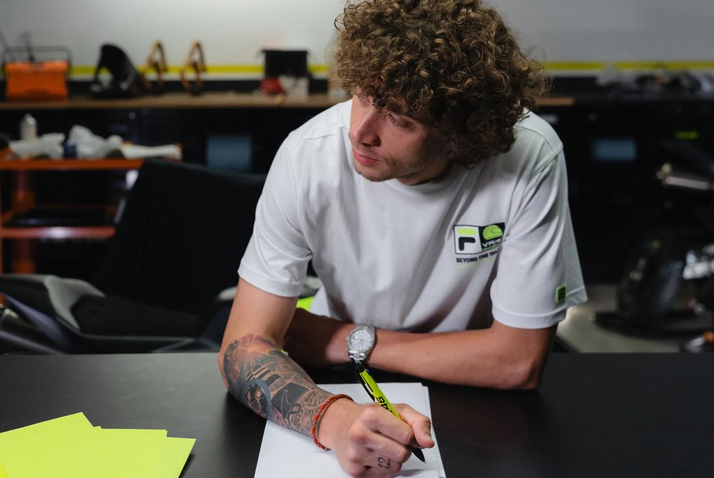 Marco Bezzecchi memutuskan bertahan di tim MotoGP Mooney VR46 untuk musim 2024 yang kontraknya ditandatangani di Tavullia, Italia, Rabu (30/8/2023).