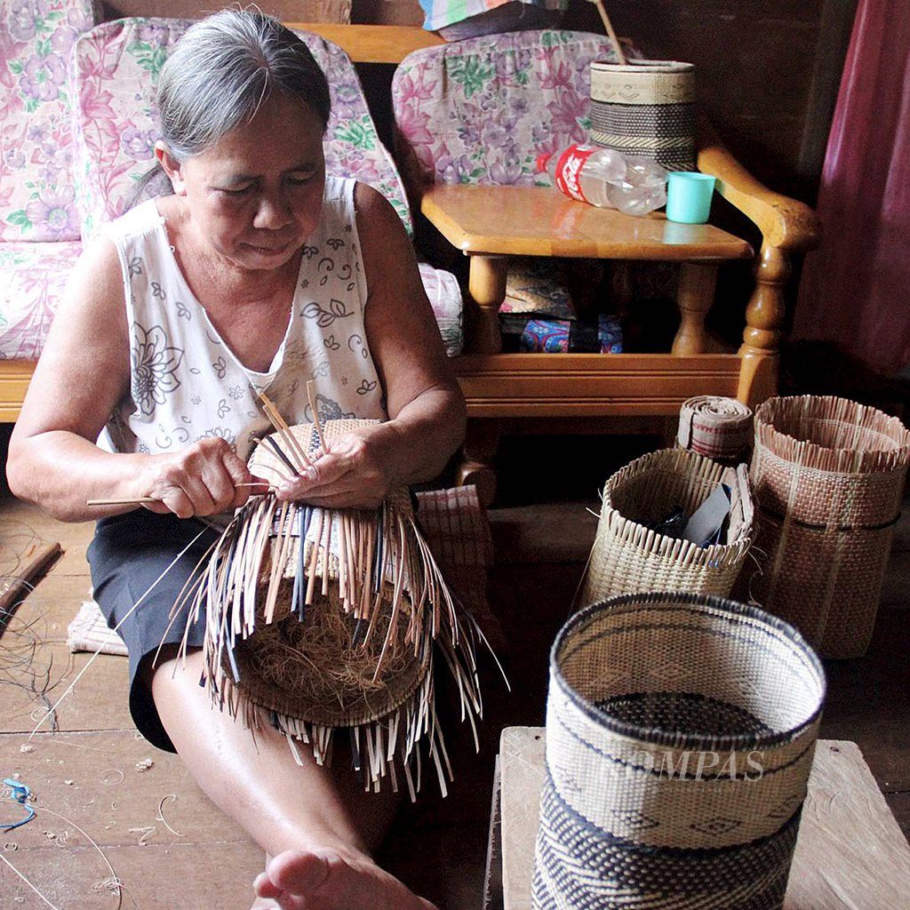 Joey (62), perajin rotan di Desa Sekida, Kecamatan Jagoi Babang, Kabupaten Bengkayang, Kalimantan Barat, sedang membuat kerajinan tradisional yang disebut juah atau takin, Jumat (6/10).