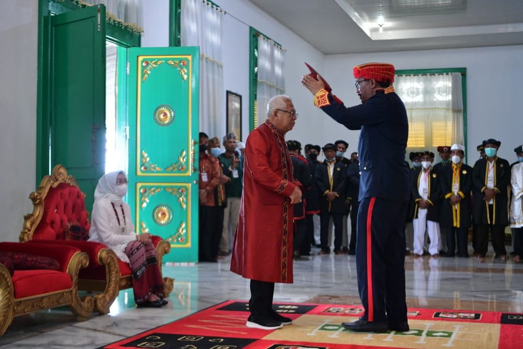 Wakil Presiden Ma’ruf Amin menerima gelar adat dari Kesultanan Tidore, Kamis (11/5/2023), di Soa Slo, Kota Tidore Kepulauan, Maluku Utara.