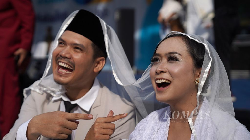 Kebahagiaan pasangan pengantin dalam Nikah Massal Juara di Stadion Patriot Candrabhaga, Kota Bekasi, Jawa Barat, Minggu (14/5/2023). 