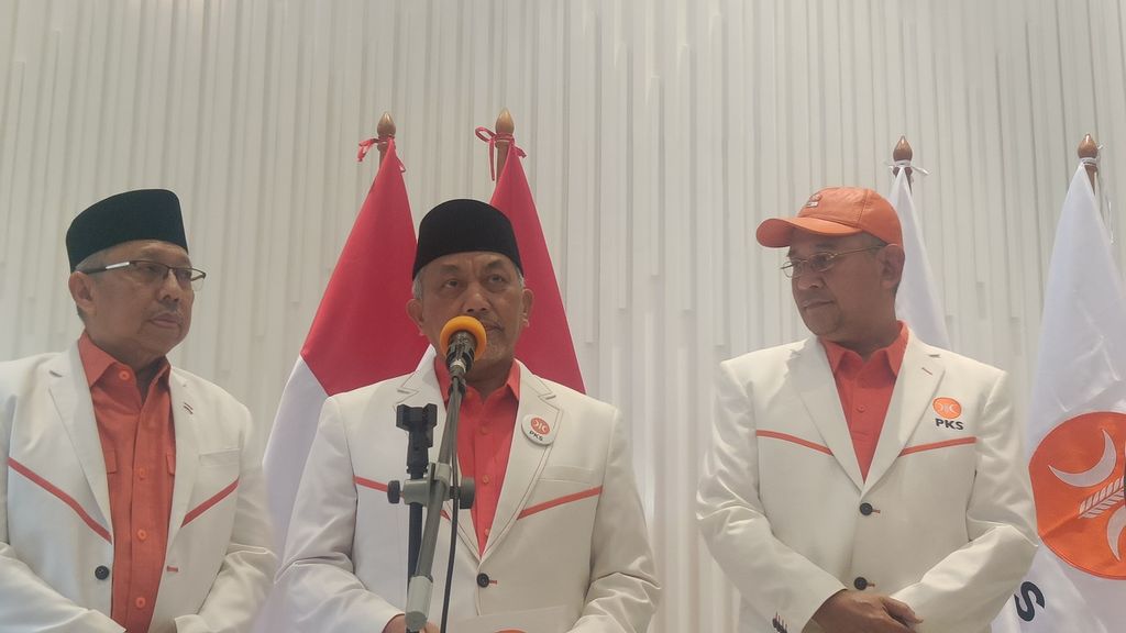 Presiden Partai Keadilan Sejahtera (PKS) Ahmad Syaikhu (tengah) saat konferensi pers di Kantor Dewan Pimpinan Pusat (DPP) PKS, Jakarta, Sabtu (2/9/2023).