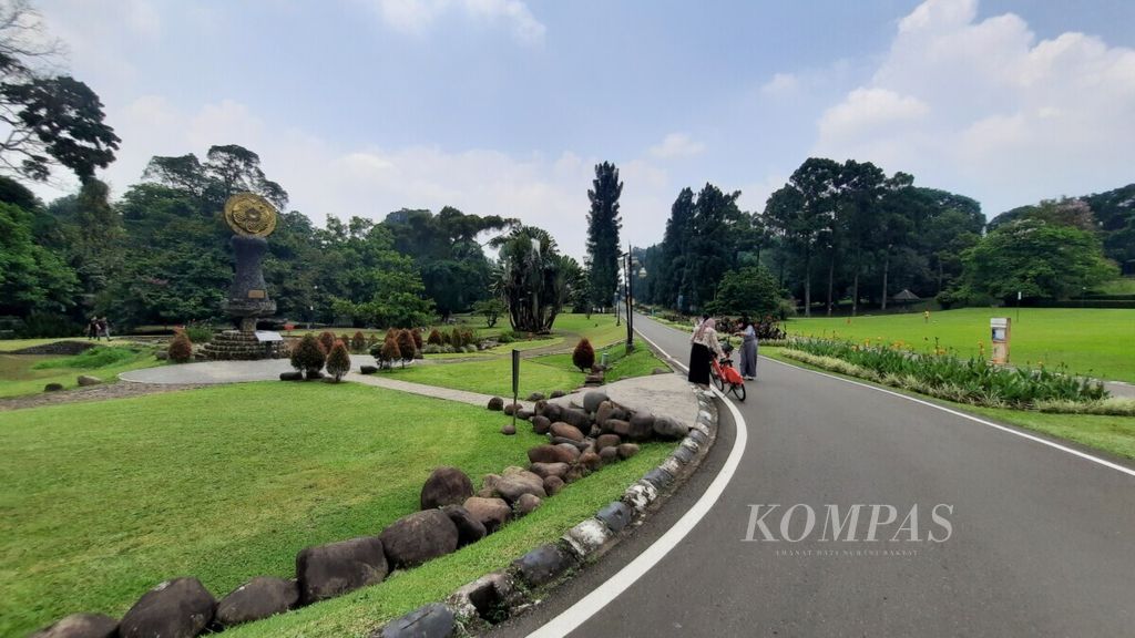 Pengunjung menikmati fasilitas peminjaman sepeda untuk berkeliling di Kebun Raya Bogor, Selasa (28/9/2021). 