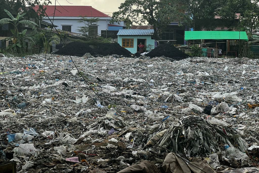 Sampah plastik di Kotapraja Shwepyithar Yangon, Rabu (11/10/2023). 