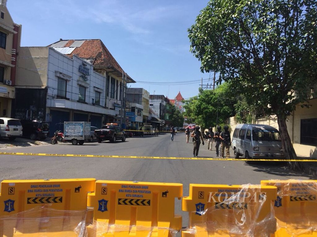 Situasi terkini di Jalan Cendrawasih, samping Polrestabes Surabaya, yang diserang bom bunuh diri pada Senin (14/5/2018).