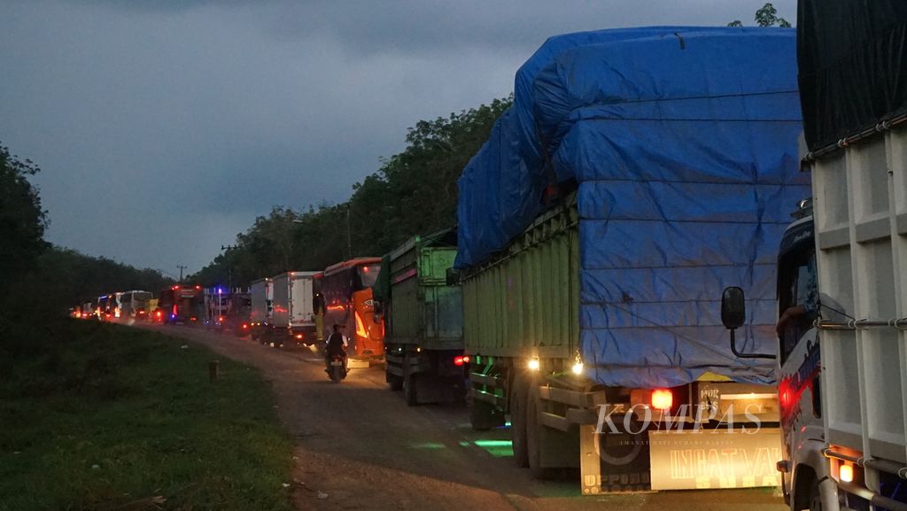 Kemacetan panjang di jalur lintas timur Sumatera Ruas Palembang-Betung, Minggu (24/4/2022). Kemacetan di jalur yang menghubungkan Palembang dengan Jambi ini disebabkan oleh meningkatnya volume kendaraan dan banyaknya pengendara yang melawan arus. Kemacetan di jalur ini terjadi sejak Sabtu (24/4/2022) yang bermula dari sebuah truk tronton yang terpersok.