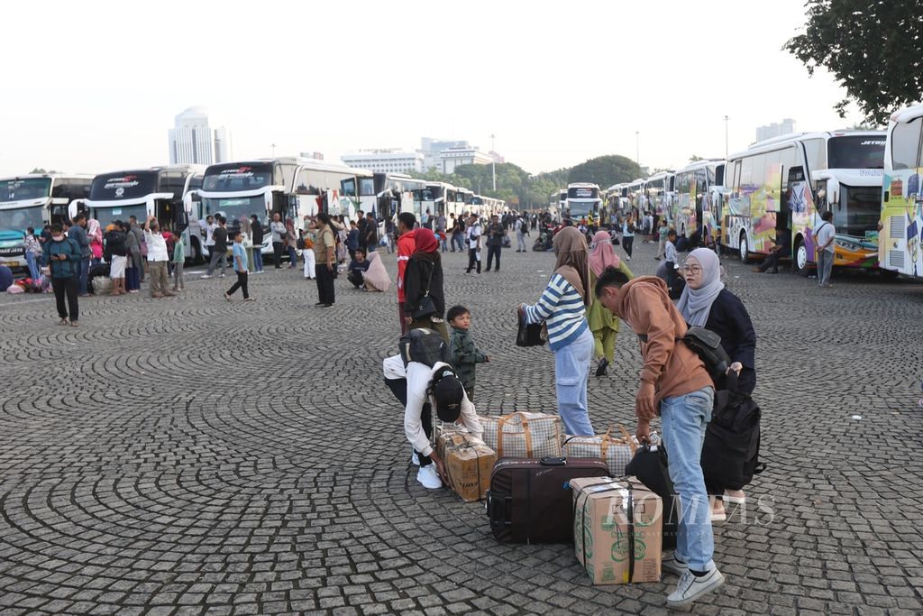 Peserta mudik gratis menunggu bus diberangkatkan dari kawasan Monas, Jakarta, Kamis (4/4/2024). Sebanyak 12.160 pemudik mengikuti program mudik gratis dari Pemerintah Provinsi DKI Jakarta. 