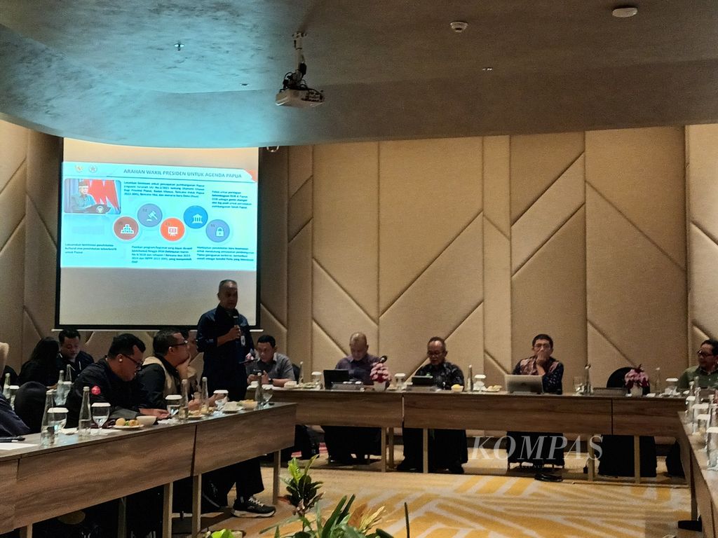 Deputi Bidang Dukungan Kebijakan Pemerintahan dan Wawasan Kebangsaan Velix Vernando Wanggai saat menyampaikan materi pada diskusi kelompok terarah yang digelar Sekretariat Wakil Presiden bekerja sama dengan Sekretariat Kabinet, di Kota Malang, Provinsi Jawa Timur, Sabtu (11/11/2023).