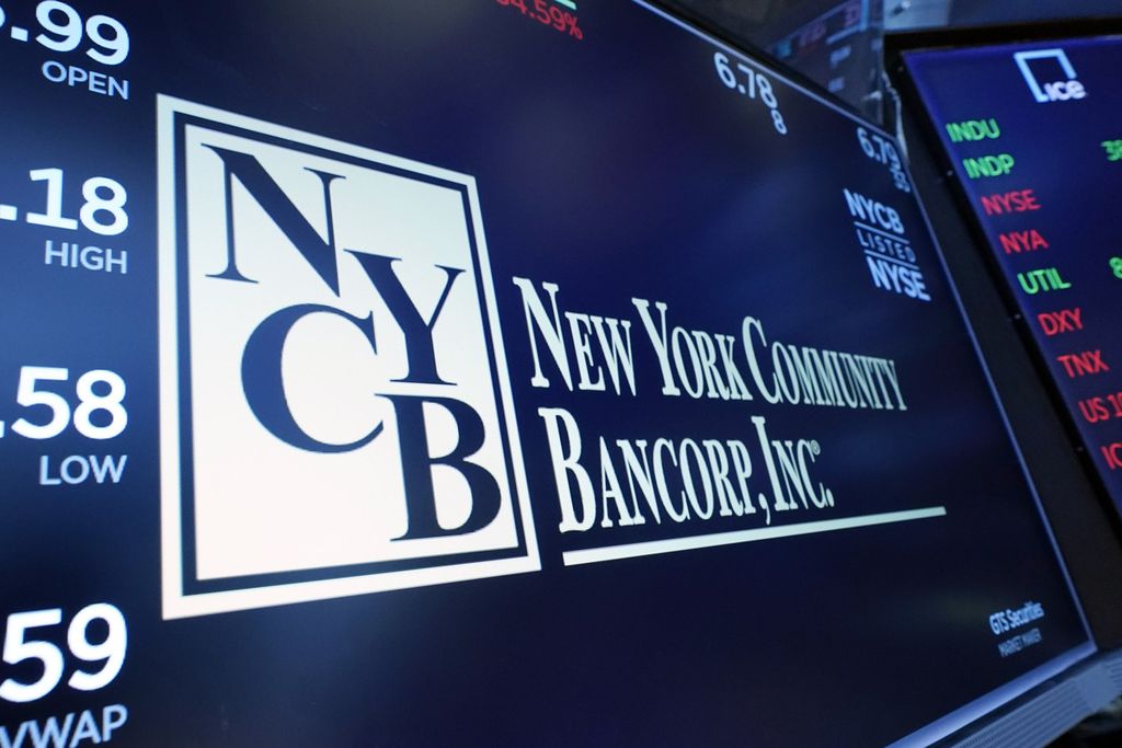 Logo New York Community Bancorp dipajang di lantai Bursa Efek New York, New York, Amerika Serikat, 31 Januari 2024. Nilai saham New York Community Bancorp anjlok sebelum pembukaan bursa pada 1 Maret 2024 menyusul pergantian CEO bank itu. 