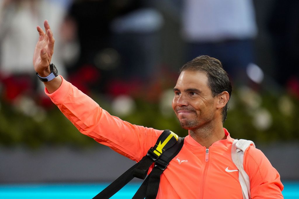 Rafael Nadal melambai kepada penonton setelah kalah dari Jiri Lehecka pada babak keempat turnamen ATP Masters 1000 Madrid, Rabu (1/5/2024) dini hari WIB. Ini menjadi pertandingan perpisahan Nadal di Madrid. 