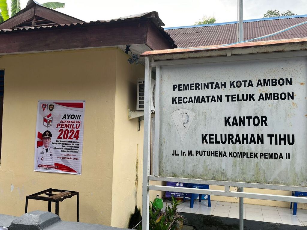 Poster ajakan pemilu di Kantor Kelurahan Tihu, Ambon, Maluku, Rabu (14/2/2024).