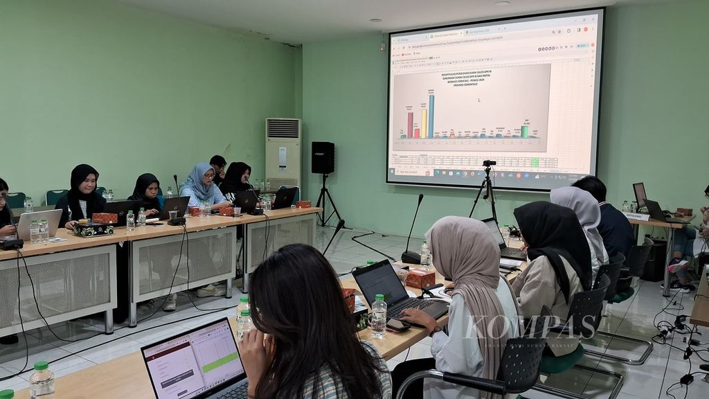 Suasana di pusat data tabulasi rekapitulasi suara Partai Persatuan Pembangunan yang berada di Kantor DPP PPP, Jakarta, Selasa (6/3/2024). Petugas menyandingkan data C.Hasil dari TPS dengan C.Hasil dari Sirekap untuk memastikan kesesuaian perolehan suara PPP dan parpol lain.
