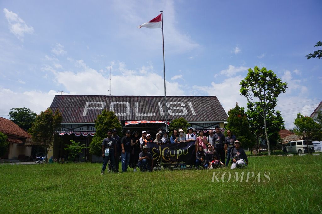 Peserta Prembun Heritage Walk bertema “Jelajah Lawang Wetan” Polsek Prembun, Kebumen, Jawa Tengah, Sabtu (24/9/2022). Wisata sejarah ini adalah kerja sama Joglo Prembun, Biro Wisata Milangkori, dan Komunitas Pusaka Prembun atau Kupu. 