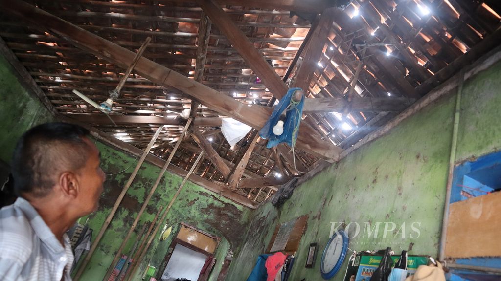 Rumah warga yang belum tersentuh bedah rumah di Kampung Pelelangan, Desa Ketapang, Kecamatan Mauk, Kabupaten Tangerang, Banten, Kamis (20/10/2022).