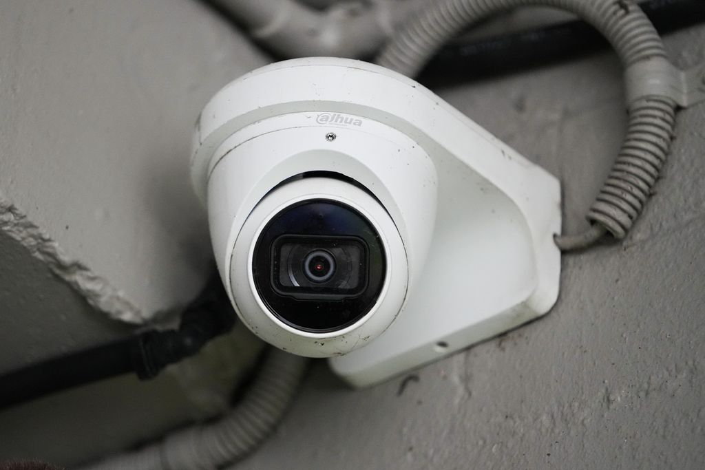 Kamera pengawas keamanan buatan perusahaan China, Dahua, terpasang di salah satu tempat di Sydney, Australia, Kamis (9/2/2023). 