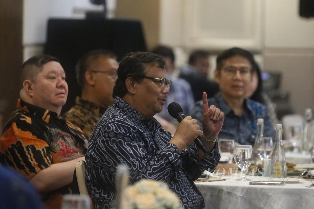 Tamu undangan bertanya di sela-sela diskusi Kompas Collaboration Forum di Jakarta, Jumat (3/2/2023). Diskusi yang membahas Perppu Cipta Kerja ini menghadirkan Menteri Ketenagakerjaan Ida Fauziyah, Pemimpin Redaksi Harian <i>Kompas </i>Sutta Dharmasaputra, Wakil Ketua Apindo Shinta W Kamdani, serta Staf Ahli Bidang Regulasi, Penegakan Hukum, dan Ketahanan Ekonomi Kemenko Perekonomian Elen Setiadi. 