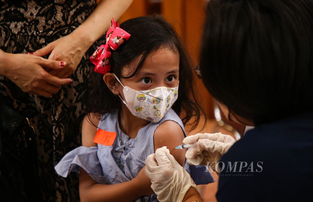 Seorang anak menerima suntikan vaksin Covid-19 dosis ke dua di sentra vaksin Gereja HKBP Menteng, Jakarta. Pusat, Senin (24/1/2022). Selain melayani vaksin Covid-19 dosis ke dua, sentra vaksin di gereja tersebut juga melayani vaksin penguat dengan menggunakan vaksin Covid-19 Pfizer dan Moderna.