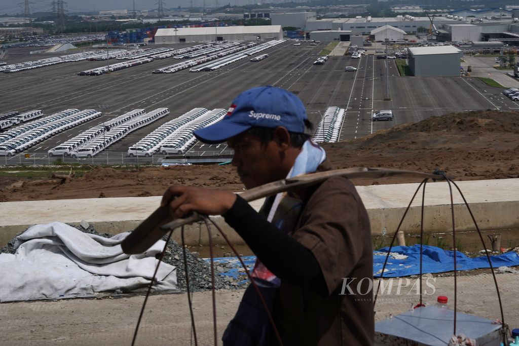 Warga melintasi pabrik manufaktur Hyundai di kawasan industri GICC di Kecamatan Bojongmangu, Kabupaten Bekasi, Jawa Barat, Kamis (7/3/2024). Hyundai telah menanamkan investasi total senilai 3 miliar dollar AS di Indonesia dalam pembangunan ekosistem mobil listrik. KOMPAS/AGUS SUSANTO (AGS) 7-3-2024