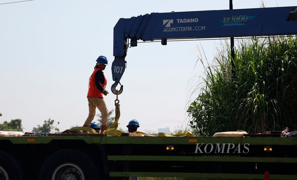 Pekerja menyiapkan katrol untuk memindahkan pipa pada proyek pembangunan jaringan pipa gas bumi di Kecamatan Kaliwungu, Kabupaten Kendal, Jawa Tengah, Senin (22/5/2023).