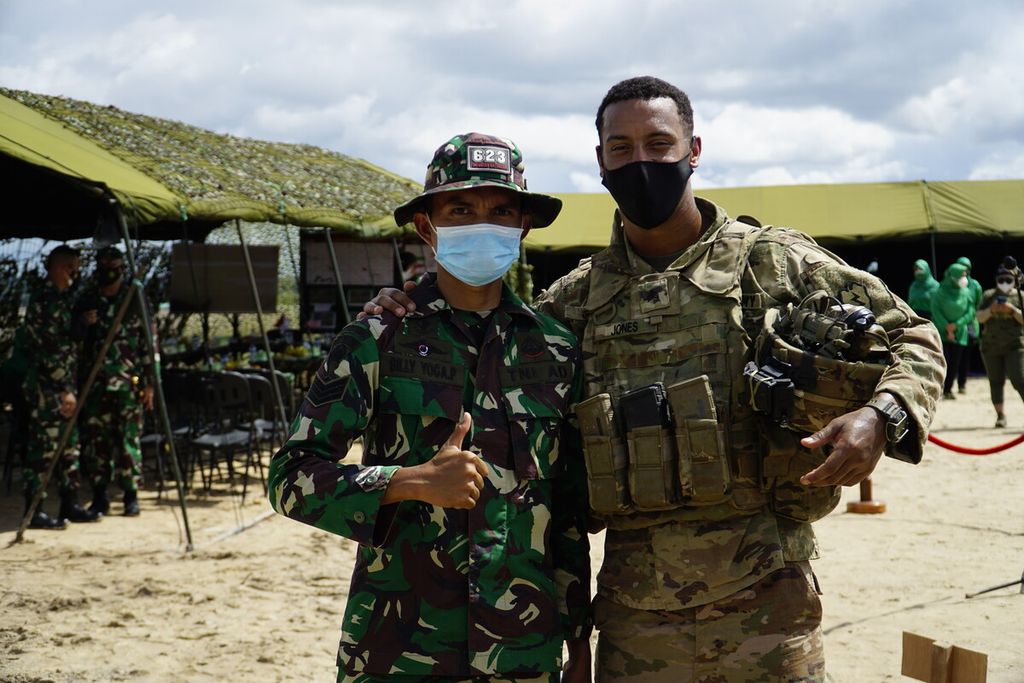 Prajurit US Army dan TNI AD berfoto bersama saat Garuda Shield 15/2021, latihan gabungan TNI AD dan US Army, di Pusat Latihan Tempur Amborawang, Kecamatan Samboja, Kutai Kartanegara, Kalimantan Timur, Kamis (12/8/2021).