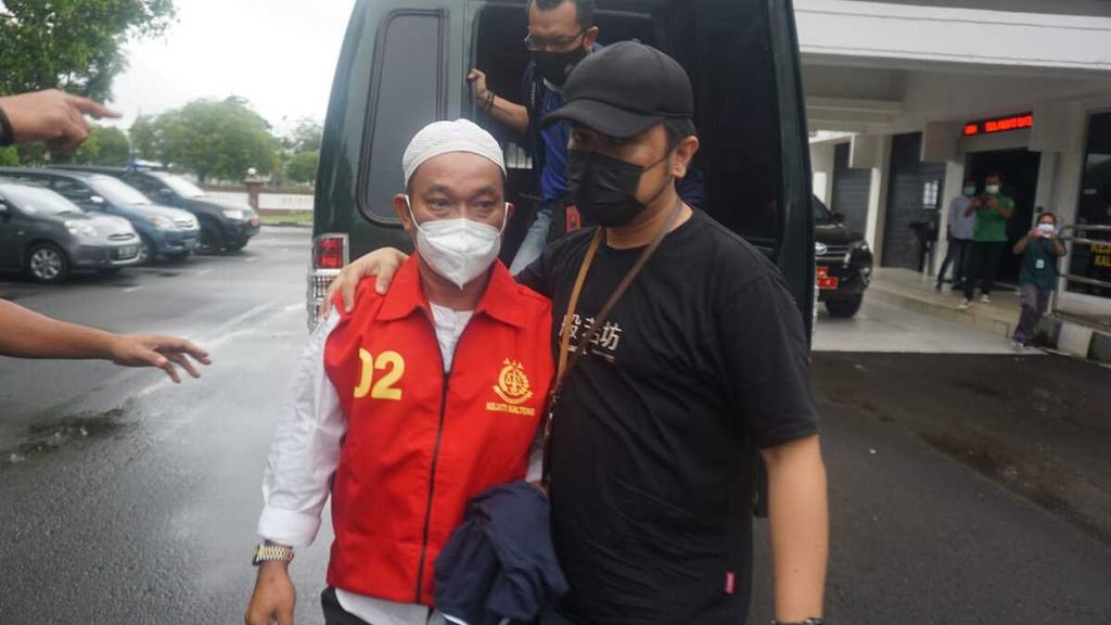 Petugas membawa HAT ke kantor Kejaksaan Tinggi Kalteng pada Jumat (18/3/2022). HAT ditangkap di Jakarta setelah masuk dalam daftar pencarian orang (DPO). Ia beberapa kali mangkir dalam pemanggilan setelah ditetapkan sebagai tersangka.