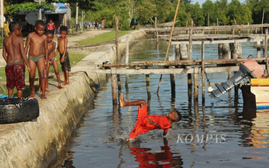 Anak-anak bermain di Kampung Kapatcol, Misool Barat, Kabupaten Raja Ampat, Papua Barat Daya, Sabtu (23/3/2024) sore. 