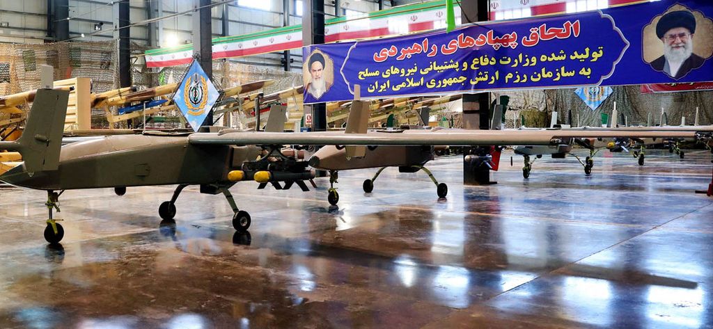 Salah satu pesawat nirawak buatan Iran dipamerkan di Teheran pada Januari 2024.