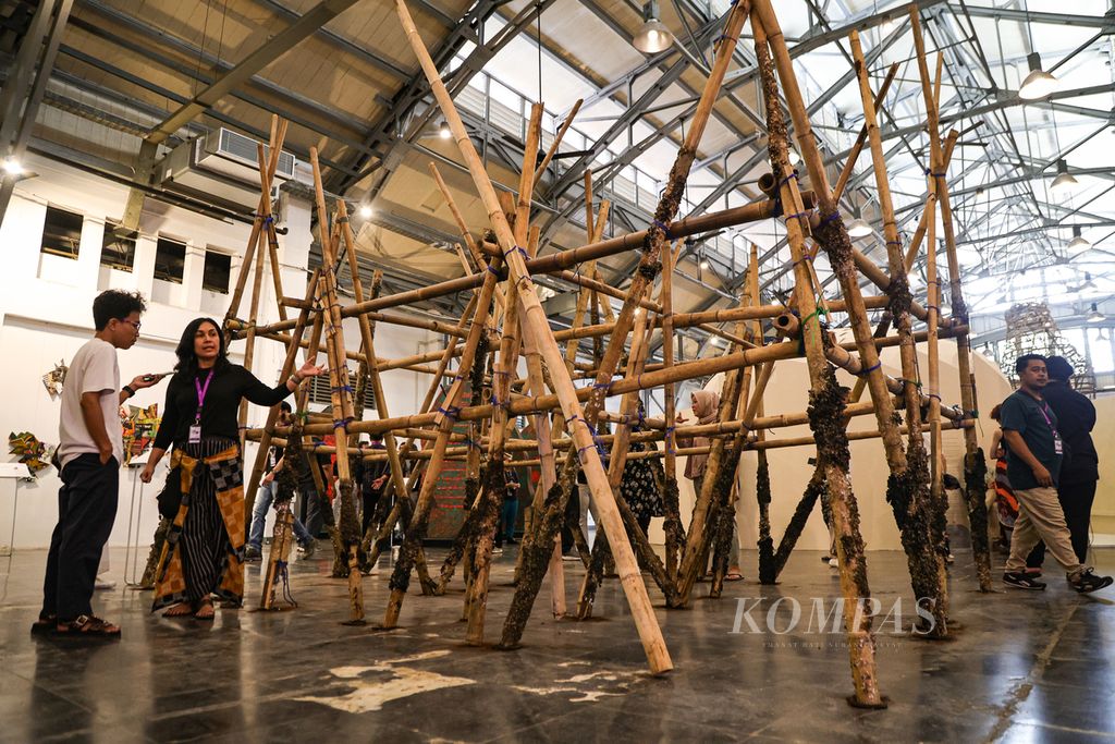 Wartawan mewawancarai seniman Indah Arsyad di depan karyanya yang berjudul &quot;Bumerang&quot; dalam pameran Jakarta Provoke! di Pos Bloc, Jakarta, Jumat (14/6/2024). Pameran ini menampilkan karya 19 seniman yang masing-masing berkolaborasi dengan satu kurator. 