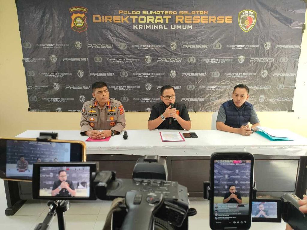 Direskrimum Polda Sumsel Kombes M Anwar Reksowidjojo (tengah) memberikan keterangan mengenai kasus anggota Polres Lubuk Linggau yang menembak <i>debt collector </i>di Palembang dalam konferensi pers di Markas Polda Sumsel, Palembang, Minggu (24/3/2024). 