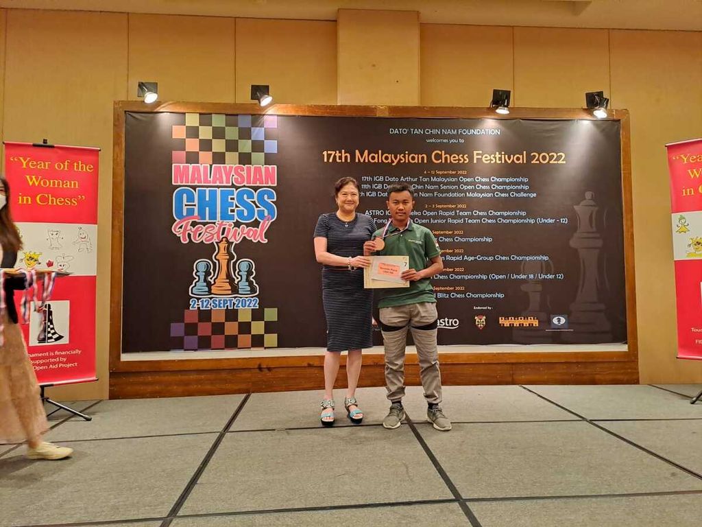 Pecatur Indonesia Aditya Bagus Arfan menerima cek hadiah setelah menjuarai nomor catur kilat pada turnamen catur Malaysia Terbuka 2022, Minggu (11/9/2022) di Kuala Lumpur, Malaysia.