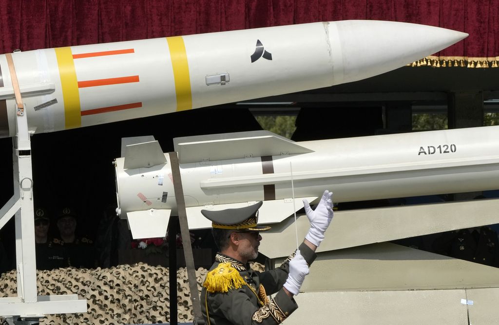 Militer Iran memamerkan rudal dalam parade militer di Teheran, Iran, Rabu (17/4/2024). 