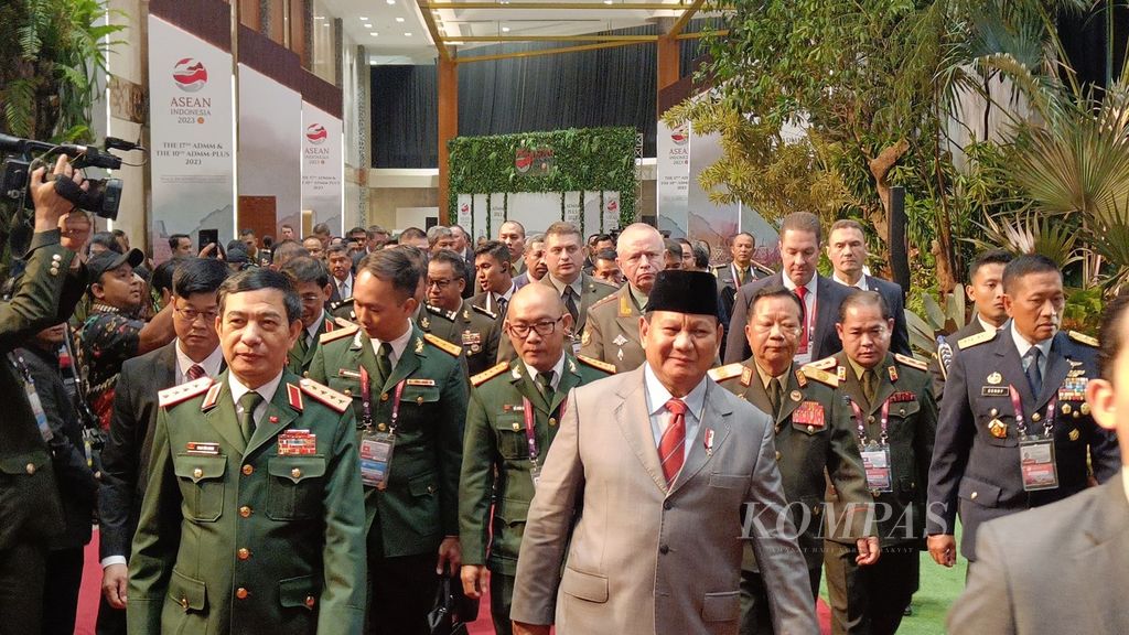 Menteri Pertahanan RI Prabowo Subianto beserta rombongannya berangkat menuju lokasi makan bersama Menteri Pertahanan ASEAN dan ASEAN Plus dalam rangkaian The 10th ADMM Plus 2023 di Jakarta Convention Center, Kamis (16/11/2023).