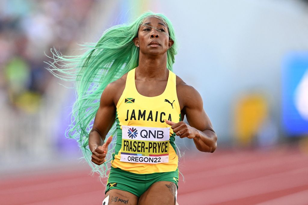 Atlet Jamaika, Shelly Ann Fraser Pryce, berkompetisi di nomor 200 meter putri pada Kejuaraan Dunia Atletik di Lapangan Hayward di Eugene, Oregon, Amerika Serikat, Senin (18/7/2022).